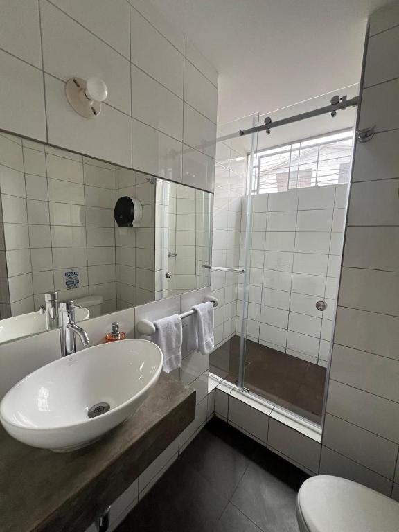 Koupelna v ubytování B&B Wasi Airport Lima