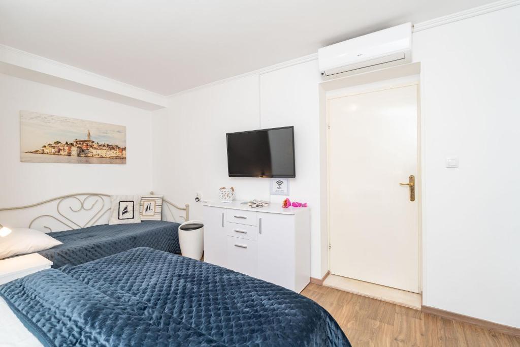 Posteľ alebo postele v izbe v ubytovaní Apartments and Room Lora