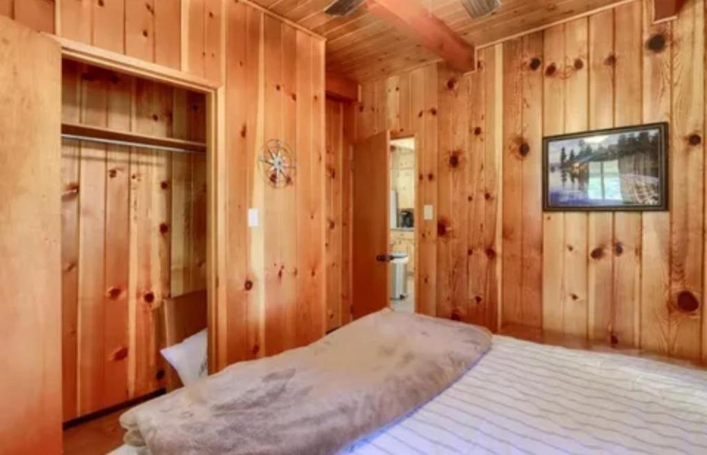 Postel nebo postele na pokoji v ubytování Knotty Pines Lodge