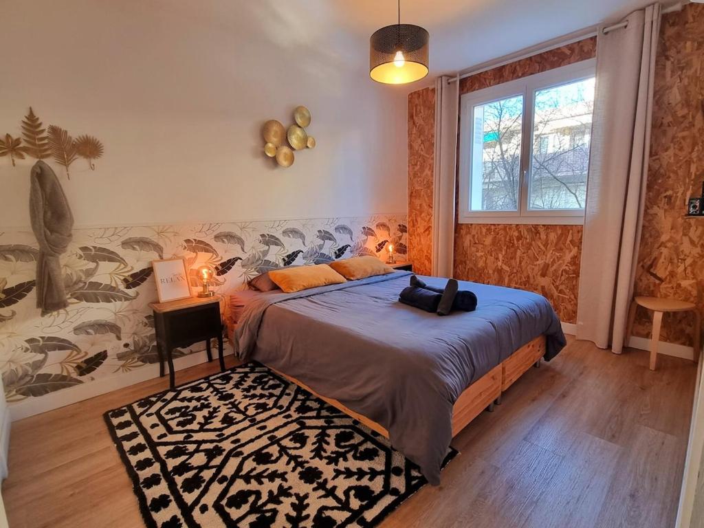 une chambre avec un grand lit et une fenêtre dans l'établissement T3 - Cocon des Aubes - Tranquille et Charmant, à Montpellier