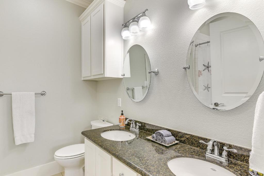 Bagno di Oceanfront Crystal Beach Vacation Home with Deck!