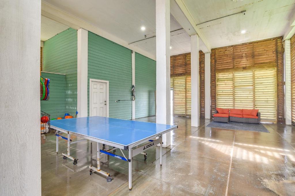 Attrezzature per ping pong presso Oceanfront Crystal Beach Vacation Home with Deck! o nelle vicinanze