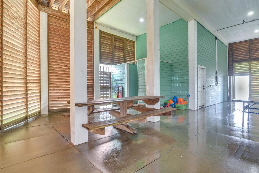 Area soggiorno di Oceanfront Crystal Beach Vacation Home with Deck!