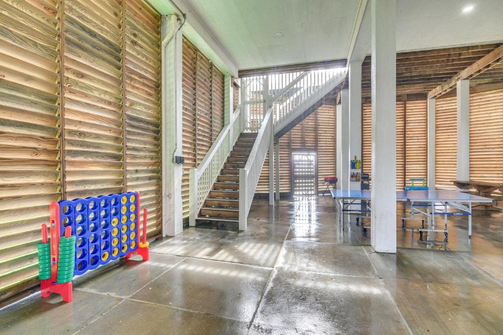 Foto dalla galleria di Oceanfront Crystal Beach Vacation Home with Deck! a Crystal Beach