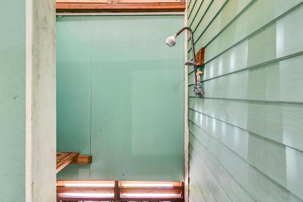 Foto dalla galleria di Oceanfront Crystal Beach Vacation Home with Deck! a Crystal Beach