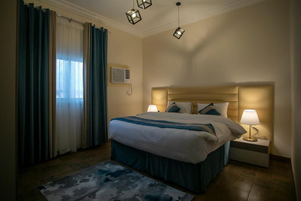 Una cama o camas en una habitación de Hayatt Ula suite - 201