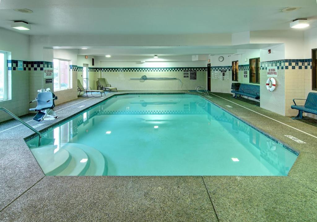 Bazén v ubytování Phoenix Inn Suites Albany nebo v jeho okolí