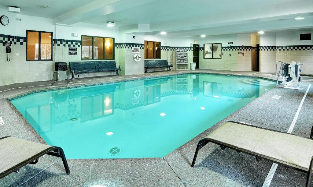 Bazén v ubytování Phoenix Inn Suites Albany nebo v jeho okolí