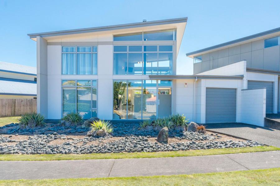 una casa grande con muchas ventanas en Lake Taupo Gem, en Taupo