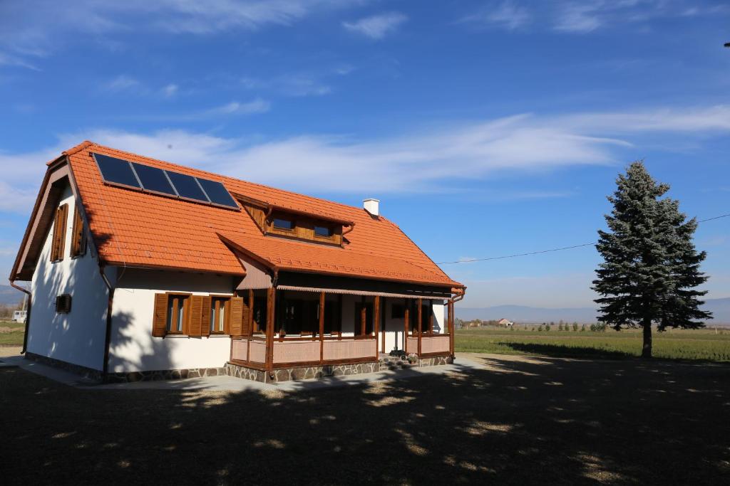 Ezüstfenyő Agroturisztikai Panzió في Borzont: منزل على السطح مع لوحات شمسية