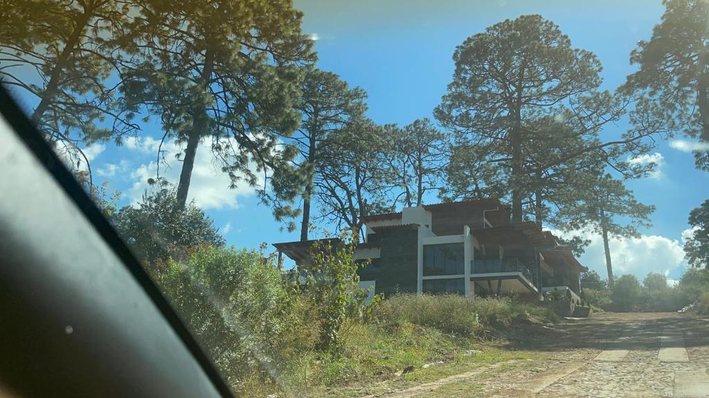 una casa sentada al costado de un camino en Cabaña Linda vista, en Mazamitla
