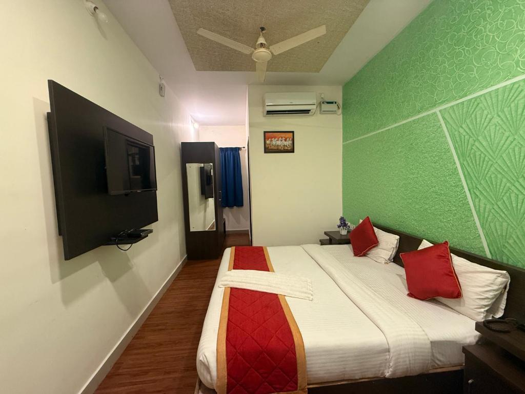 Postel nebo postele na pokoji v ubytování Hotel New Blue Rocks Sarjapur