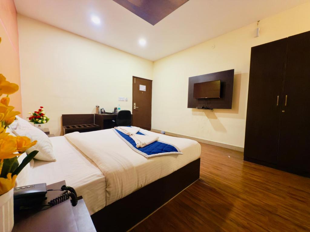 TV a/nebo společenská místnost v ubytování Hotel New Blue Rocks Sarjapur