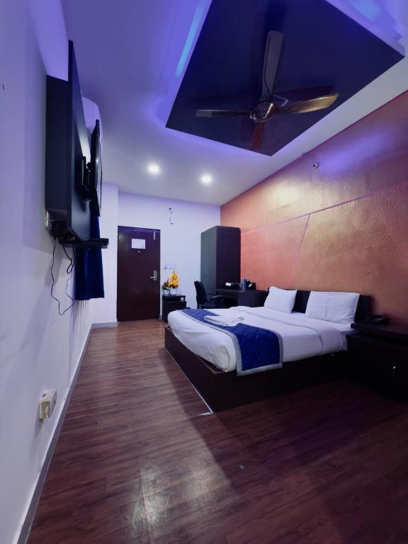 TV a/nebo společenská místnost v ubytování Hotel New Blue Rocks Sarjapur