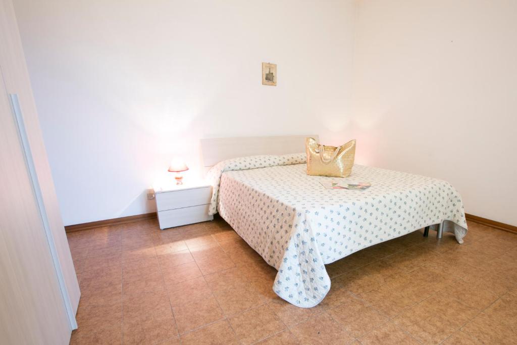 sypialnia z łóżkiem z poduszką w obiekcie Gemma 4 Pineto Vacanza w mieście Pineto