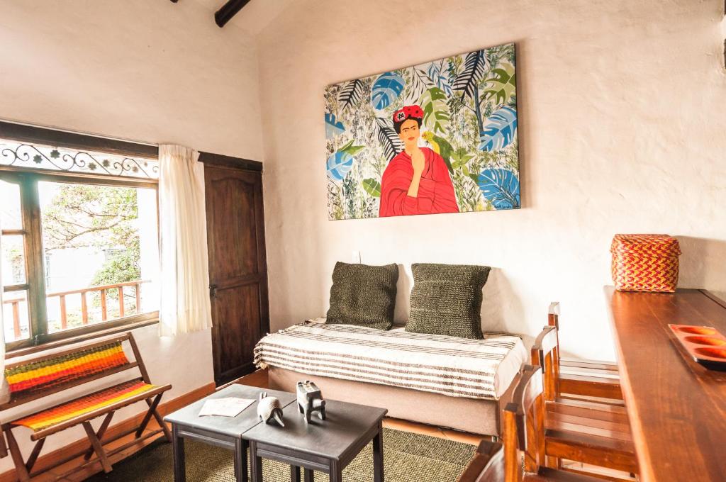 a room with a bed and a painting on the wall at Apartamento QUIRA 2 in Villa de Leyva