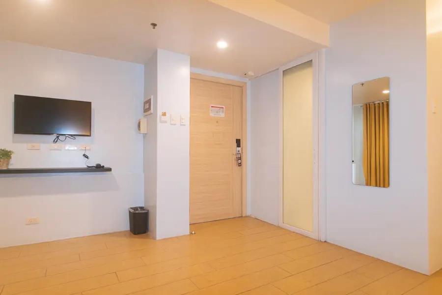 TV a/nebo společenská místnost v ubytování LuxeLite Suites Makati
