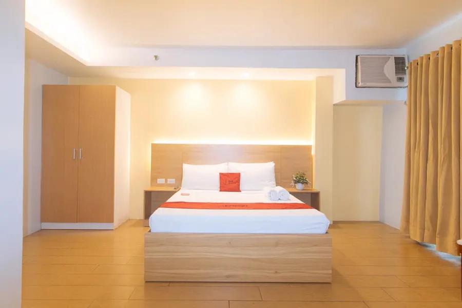 Postel nebo postele na pokoji v ubytování LuxeLite Suites Makati