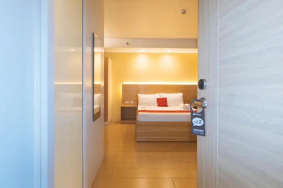 Postel nebo postele na pokoji v ubytování LuxeLite Suites Makati