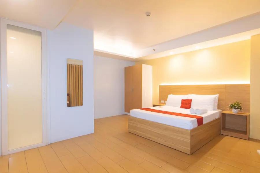 Postel nebo postele na pokoji v ubytování LuxeLite Suites Makati