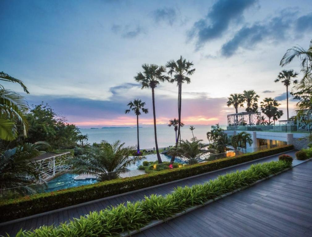 北芭堤雅The Palm Wongamat - 2BR Luxury Beachfront Suite - Ocean View的从度假村的阳台上欣赏海景