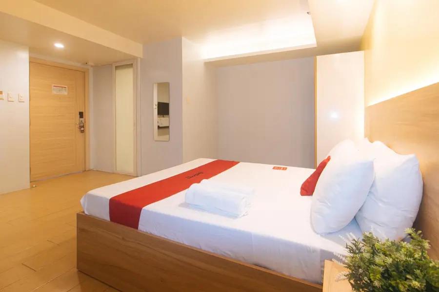 Postel nebo postele na pokoji v ubytování LuxeLite Suites Makati
