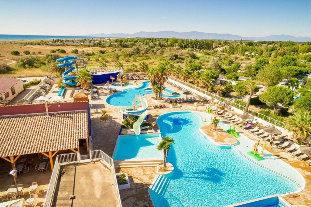 una vista aerea di una piscina in un resort di Camping Le Marisol 5 étoiles Torreilles Plage a Torreilles