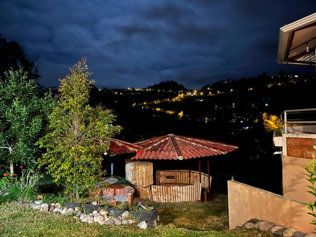einen Pavillon in einem Garten in der Nacht in der Unterkunft Casa de Campo con mirador in Cuenca