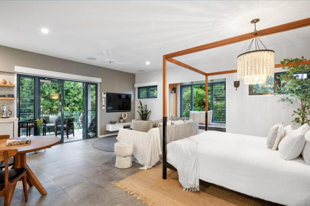 TV a/nebo společenská místnost v ubytování Mimosa Retreat - 250m to Chinamans Beach in Jervis Bay!