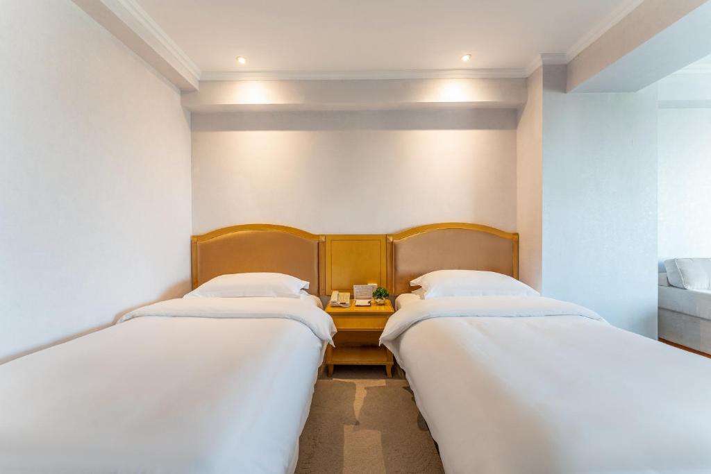 Postel nebo postele na pokoji v ubytování Baoding Zhong Yin Hotel