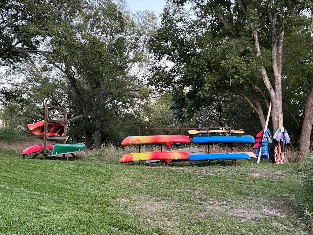 Herní místnost nebo prostor pro děti v ubytování Treetop River Cabins on the Guadalupe River