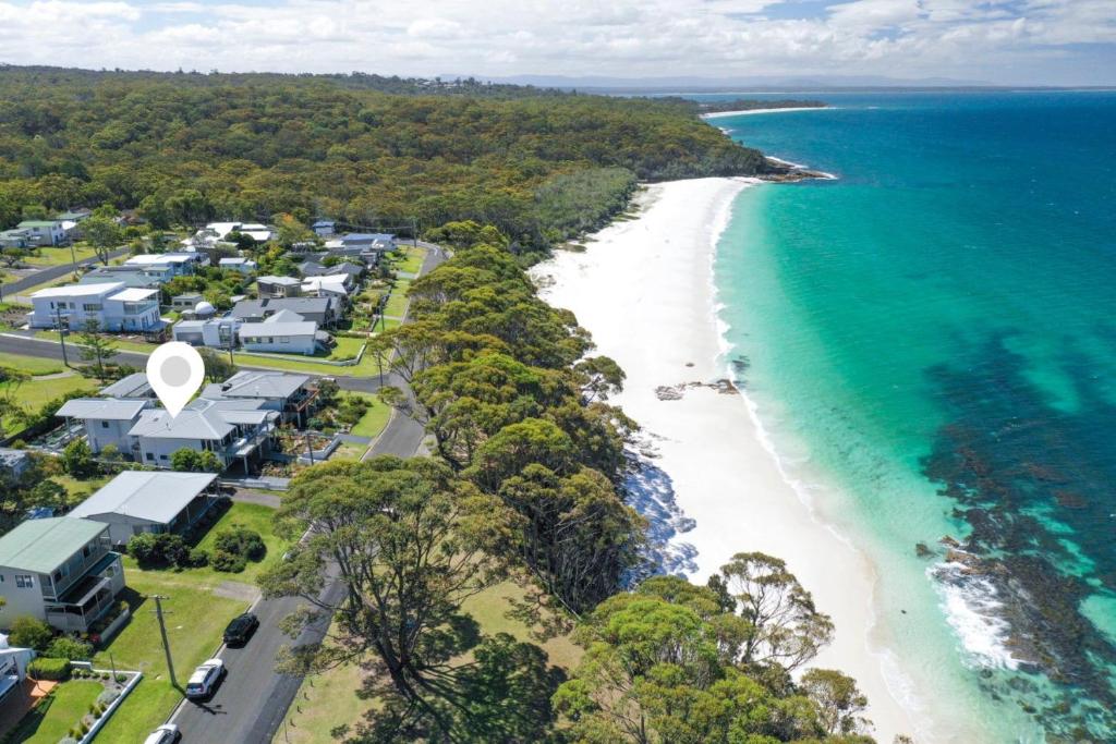een luchtzicht op een strand met huizen en de oceaan bij Mimosa Lodge - 250m to Chinamans Beach in Jervis Bay! in Hyams Beach