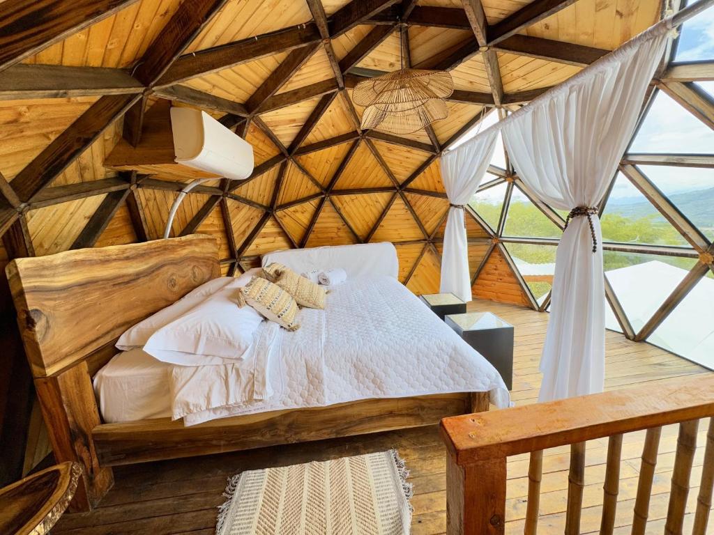 1 camera con letto in una yurta di MACA GLAMPING a Calima