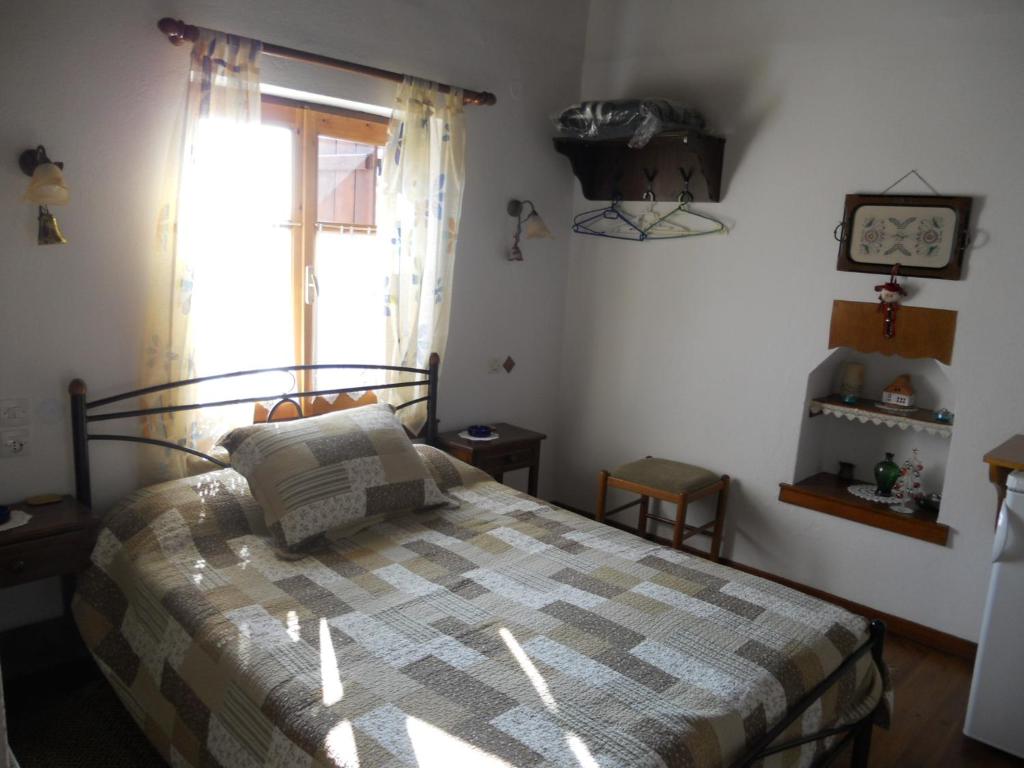Posteľ alebo postele v izbe v ubytovaní Sarafis Guesthouse