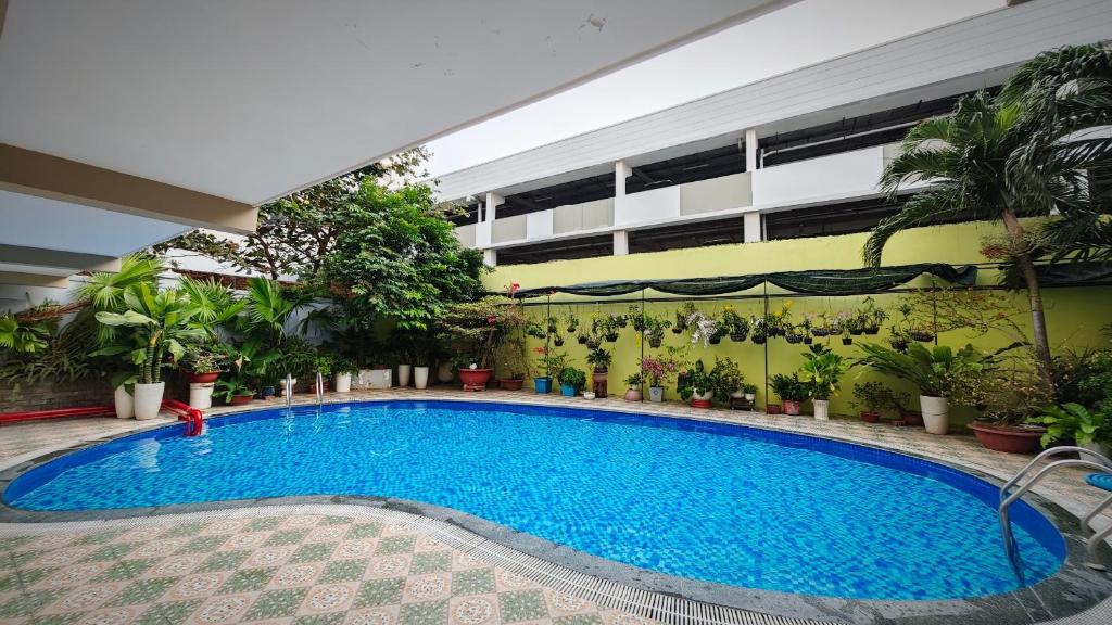 une grande piscine devant un immeuble dans l'établissement Khách Sạn Quốc Cường-Dì Tám, à Vung Tau