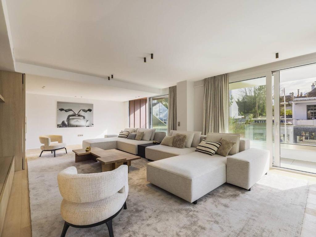 un soggiorno con mobili bianchi e ampie finestre di Appartement de prestige 5 chambres au centre-ville avec WiFi et parking - FR-1-821-9 a Le Touquet-Paris-Plage