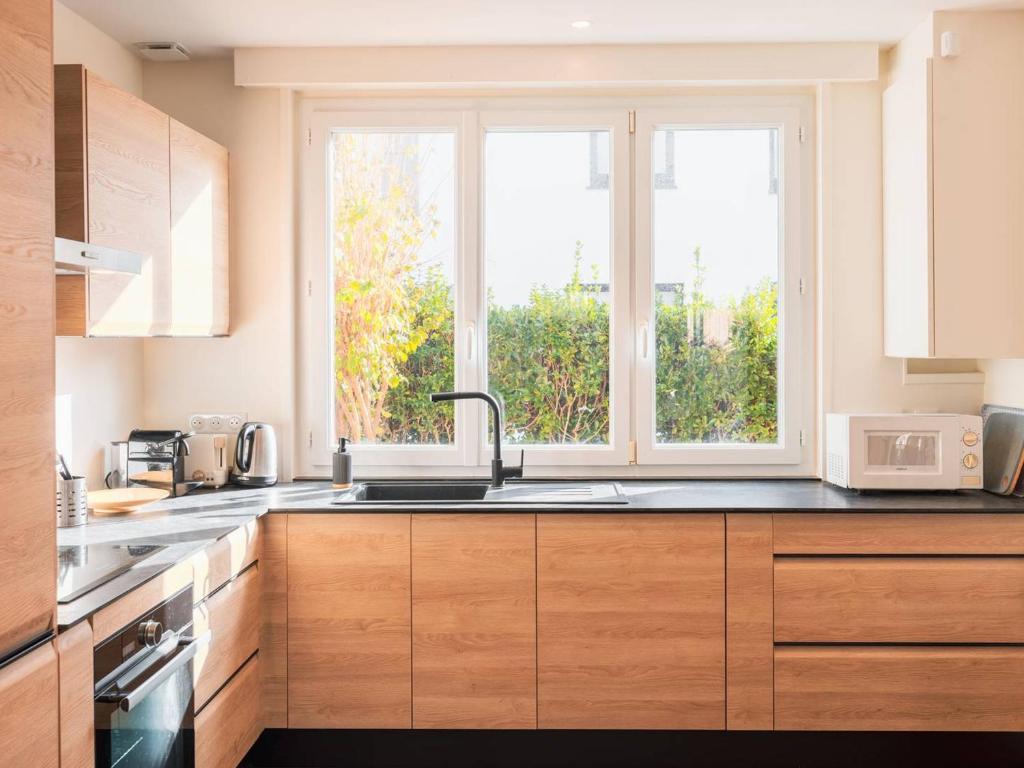 a kitchen with a sink and a window at Charmante maison 3 chambres Quentovic, WiFi - FR-1-821-11 in Le Touquet-Paris-Plage