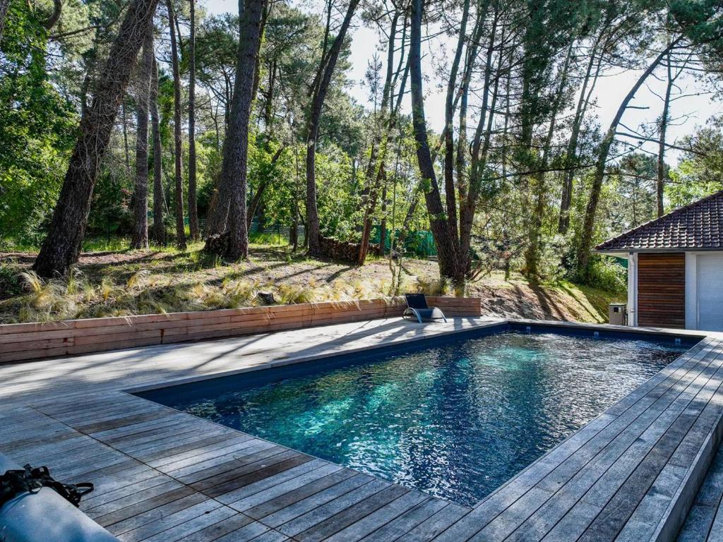 Bazén v ubytování Villa spacieuse avec piscine privée, Wi-Fi, animaux admis - FR-1-821-20 nebo v jeho okolí