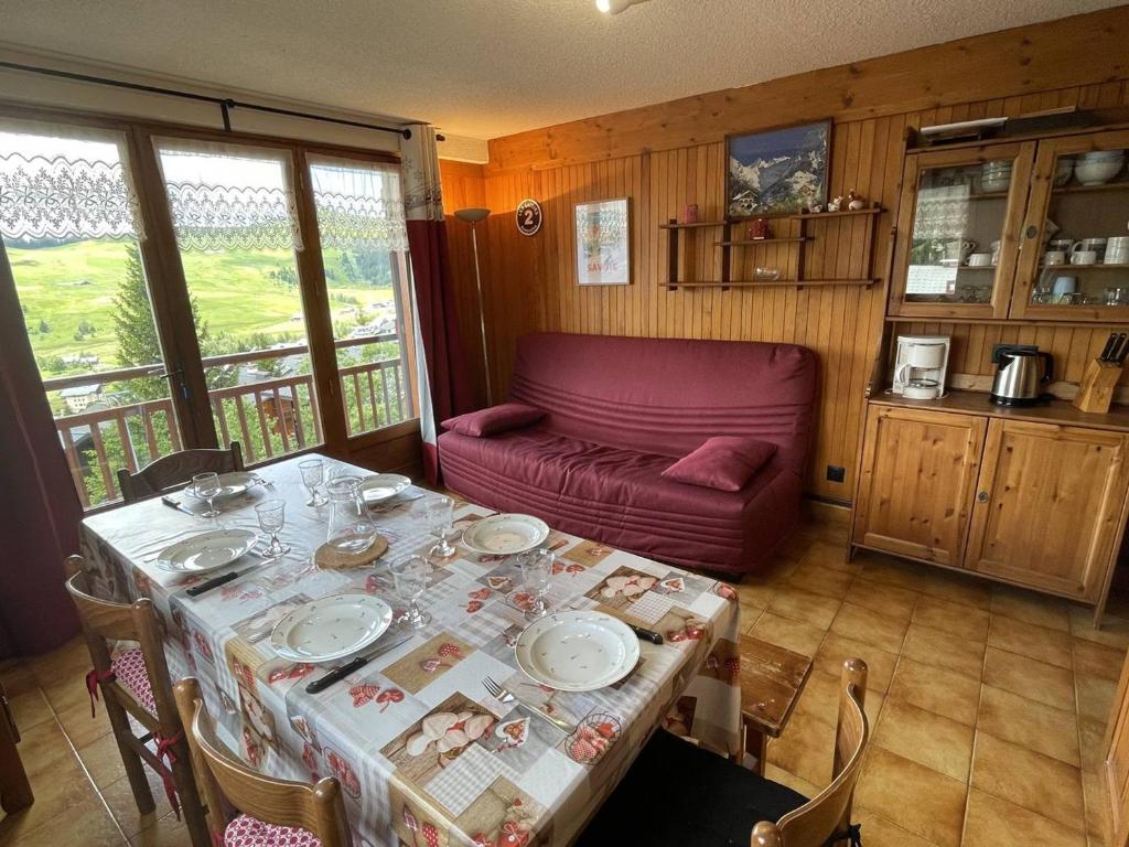 un salon avec une table et un canapé dans l'établissement Appartement 2 pièces cabine - 7 personnes - Les Saisies - FR-1-810-30, à Hauteluce