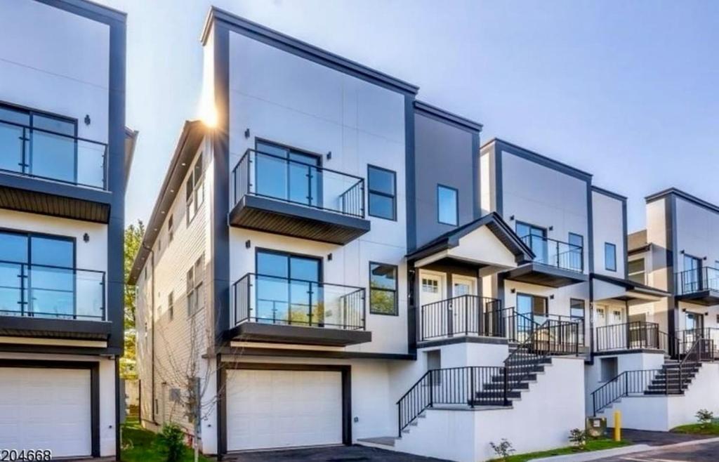 Фотография из галереи Luxury Gated NYC Theme 3BR 2B with Parking by EWR в Элизабет