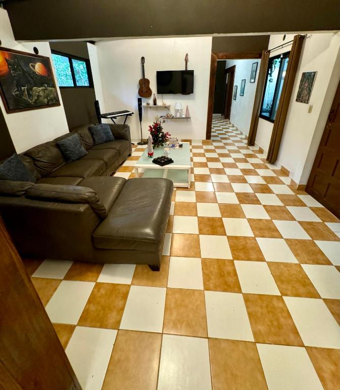TV a/nebo společenská místnost v ubytování Unique & Affordable Glamping