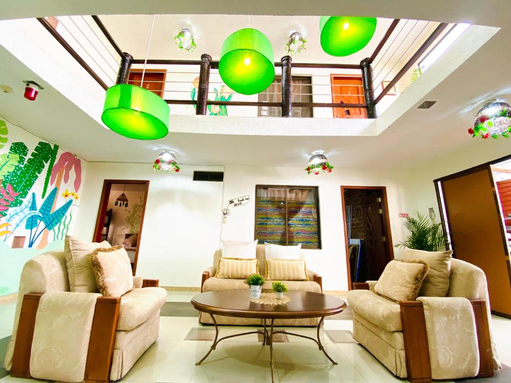 Posezení v ubytování Habitaciónes Matrimoniales en Baños de Agua Santa con baño privado