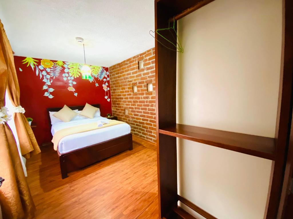 Postel nebo postele na pokoji v ubytování Habitaciónes Matrimoniales en Baños de Agua Santa con baño privado