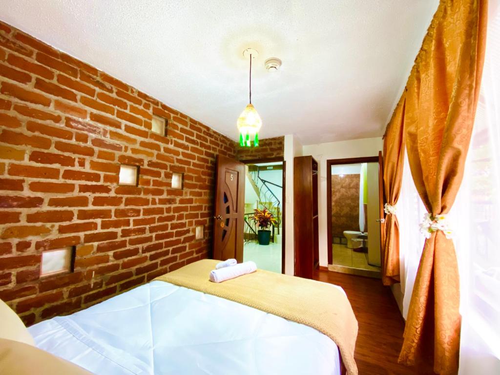 Postel nebo postele na pokoji v ubytování Habitaciónes Matrimoniales en Baños de Agua Santa con baño privado