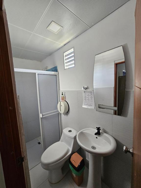 Koupelna v ubytování Hostal Shangiovys