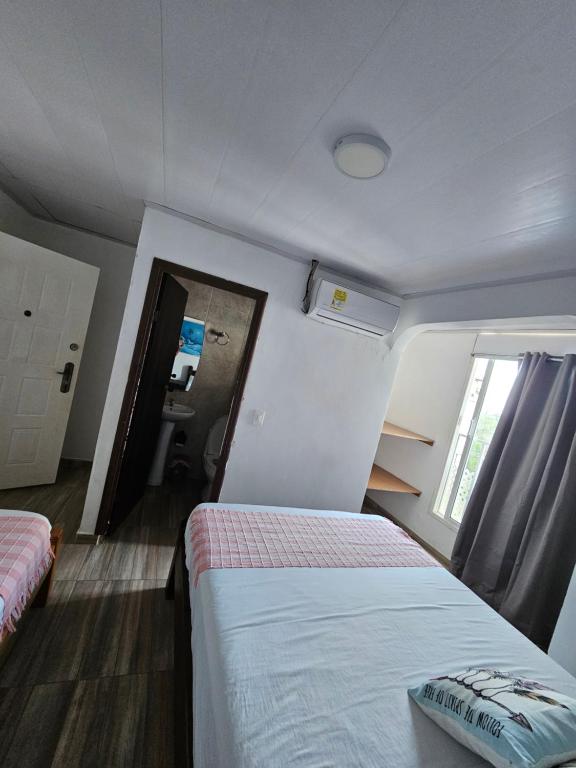 Postel nebo postele na pokoji v ubytování Hostal Shangiovys