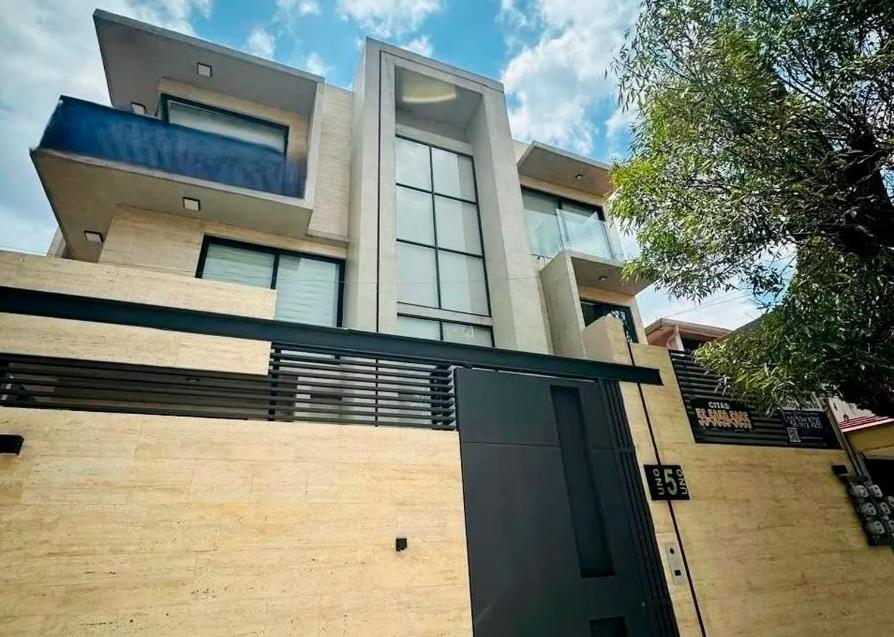 ein Bild von einem Haus mit Garage in der Unterkunft Belond Dep in Mexiko-Stadt