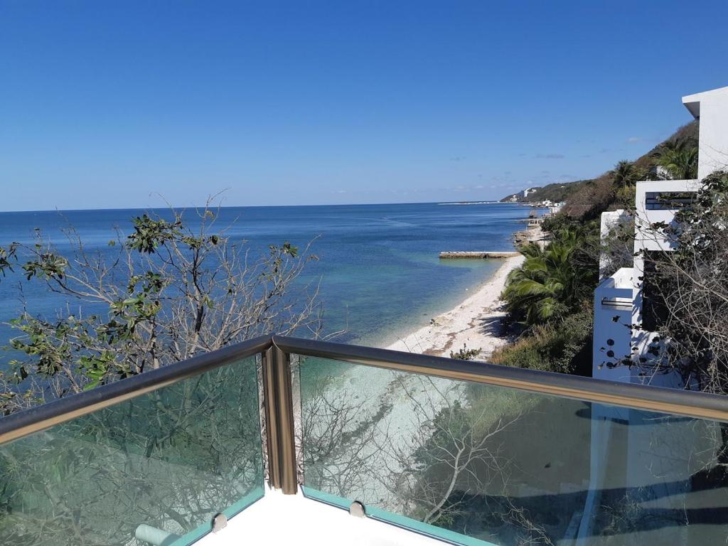 una vista della spiaggia da un balcone di Relaxing Place Beach apartment 21 a San Lorenzo