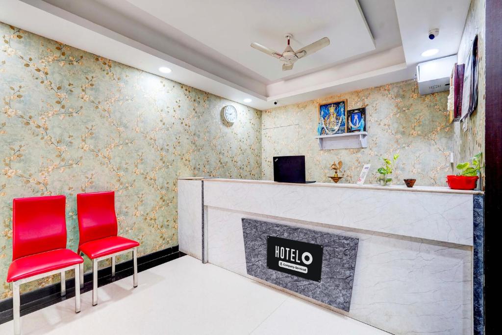 TV a/nebo společenská místnost v ubytování Super Hotel O Perungalathur Near Bus Stand