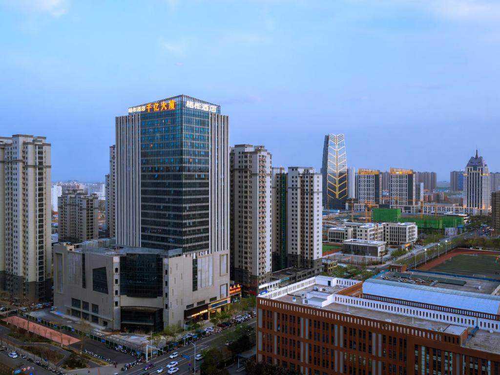 新乡桔作酒店 新乡东站市政府店的高楼林立的城市景观